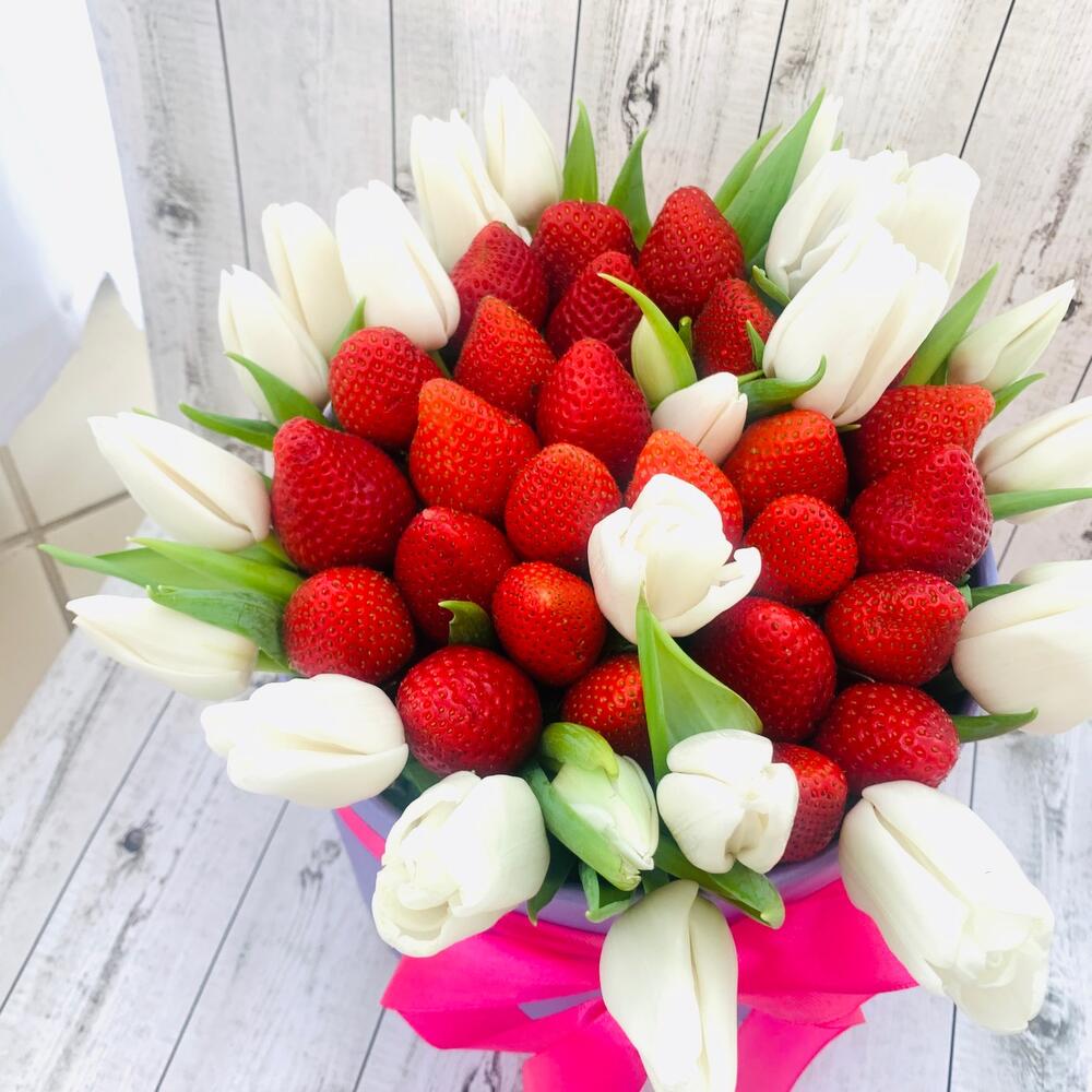 Клубника с белыми тюльпанами в Шляпной коробке, Цветы и подарки в Твери ...