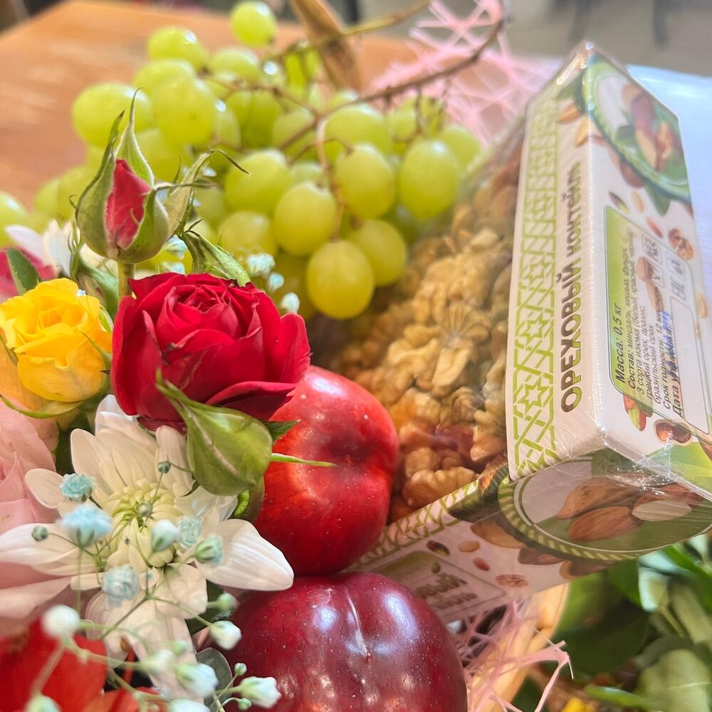 Корзинка с фруктами и цветочная настольная композиция