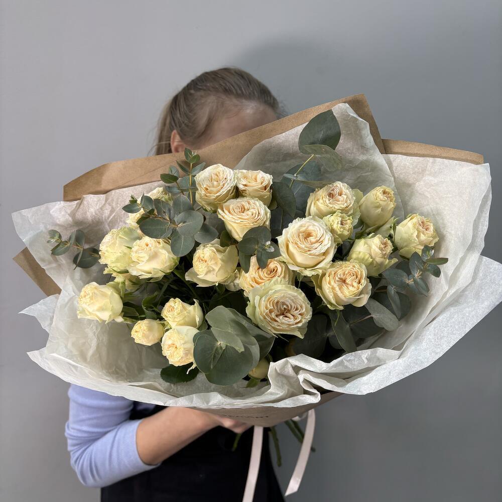 Кустовые пионовиднве розы с эвкалиптом