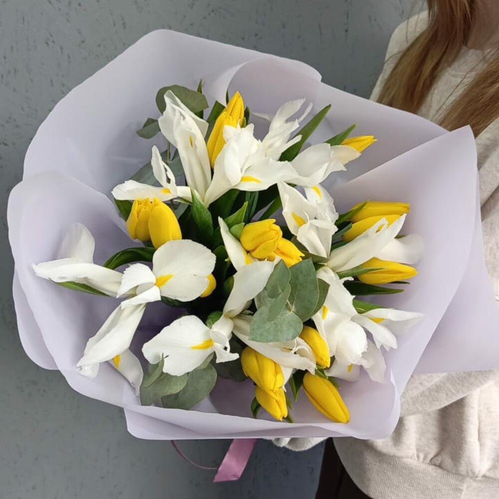 Букет с белыми ирисами
