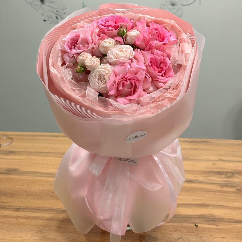 Моно букет из ажурных и пионовидных роз💗