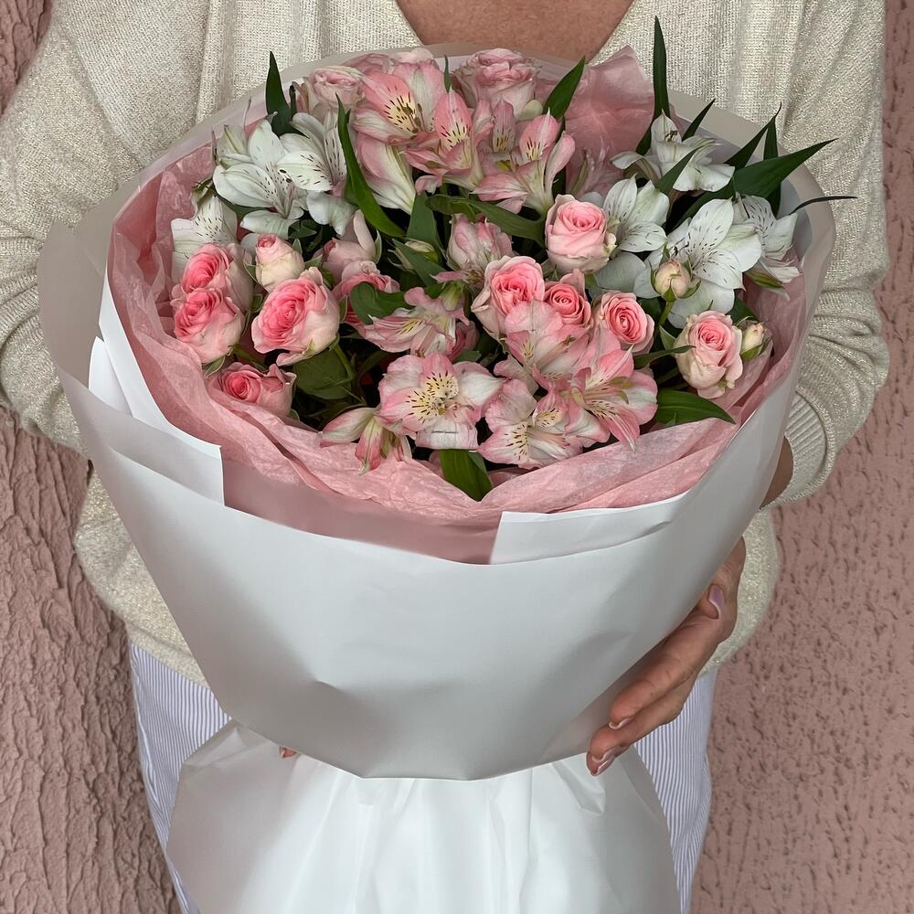 Букет из альстромерии🌸и кустовой нежной розы