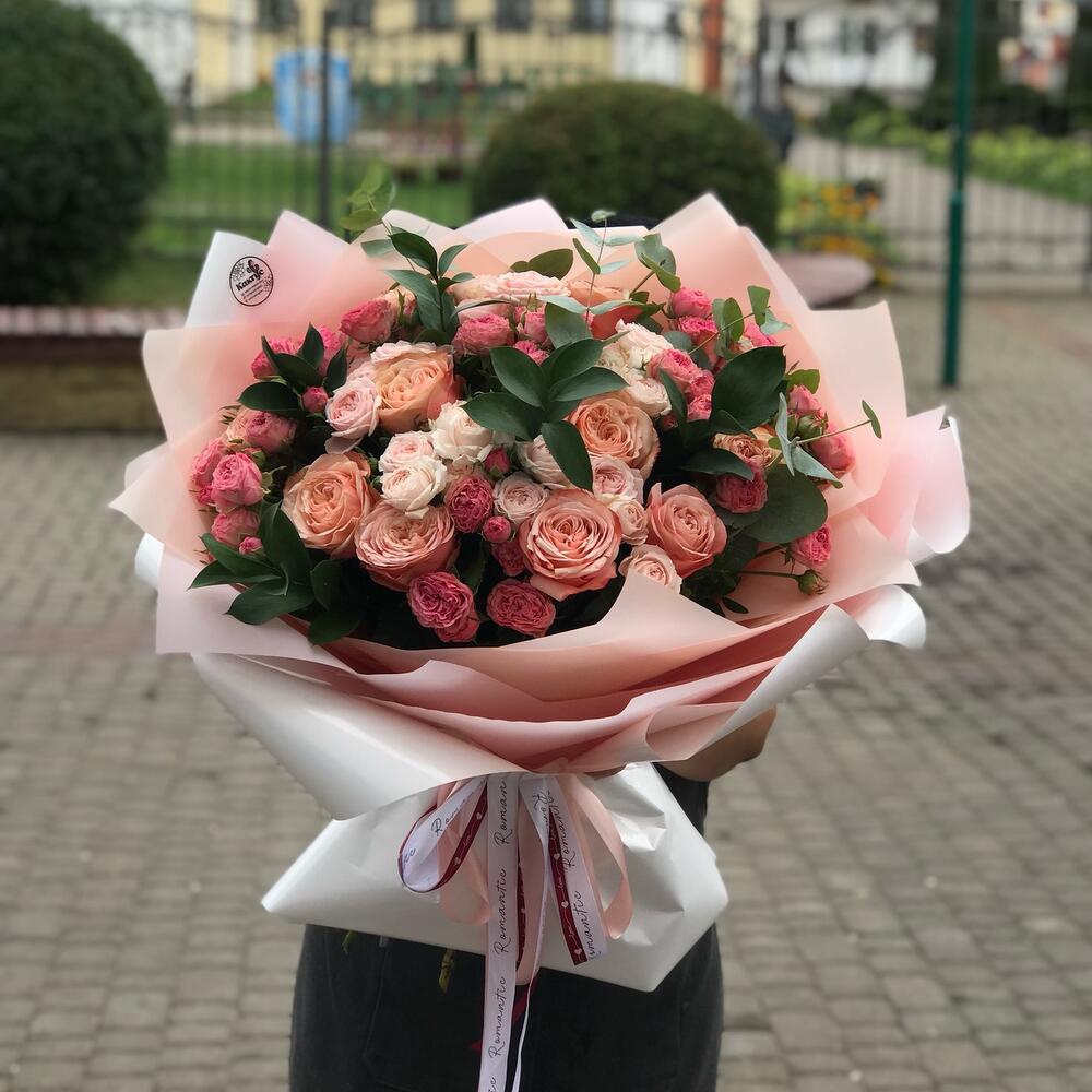 Букет «Персиковая пиономания» из кустовых, пионовидных роз Кахала и эвкалипта