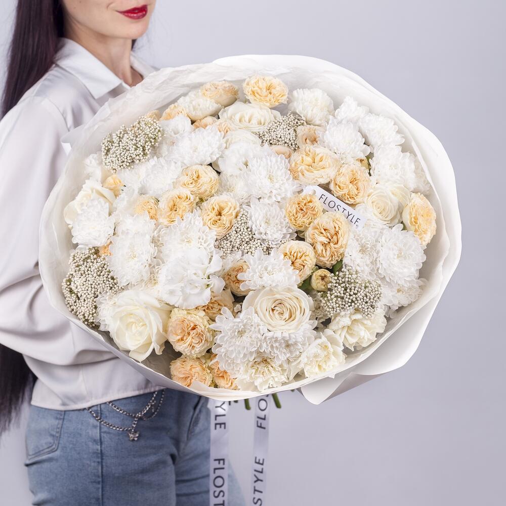 Букет в бело-сливочных оттенках с хризантемой и кустовой розой
