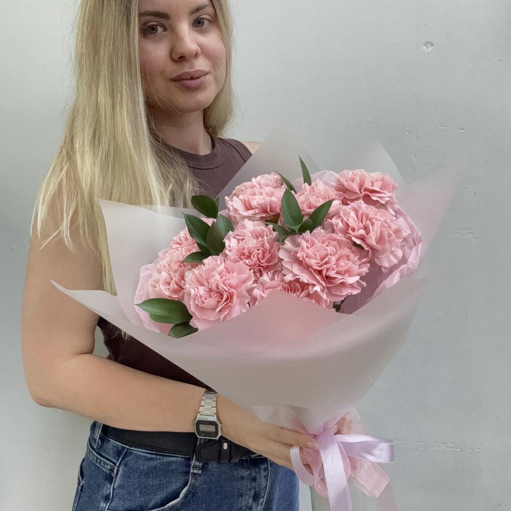 Моно букет из розовых гвоздик в стильной упаковке