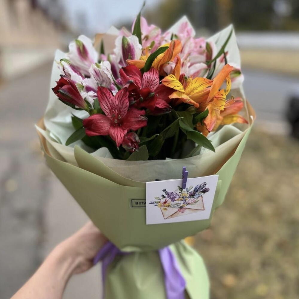 Букет из 5 разноцветных альстромерий