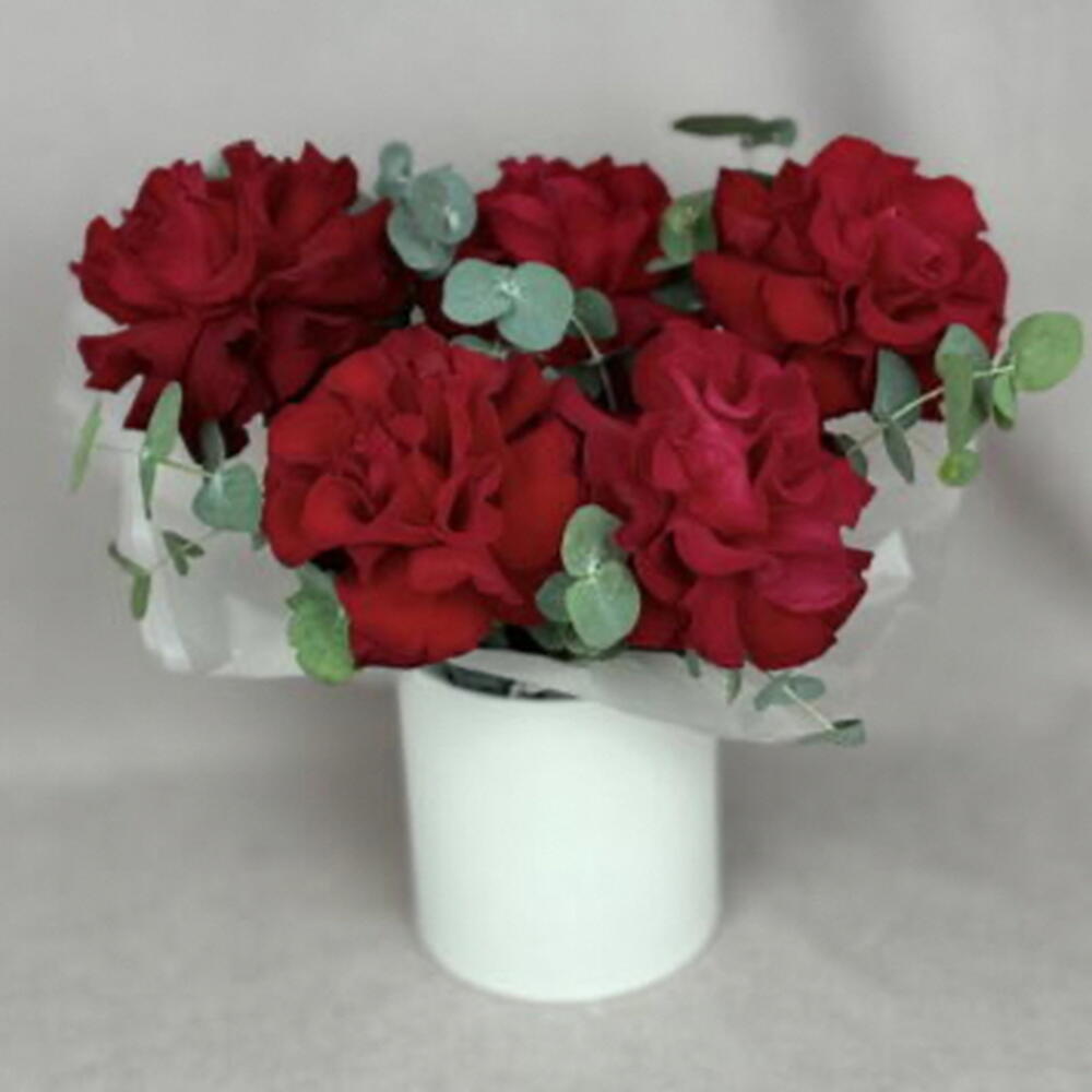 5 французских красных роз в шляпной коробке🌹