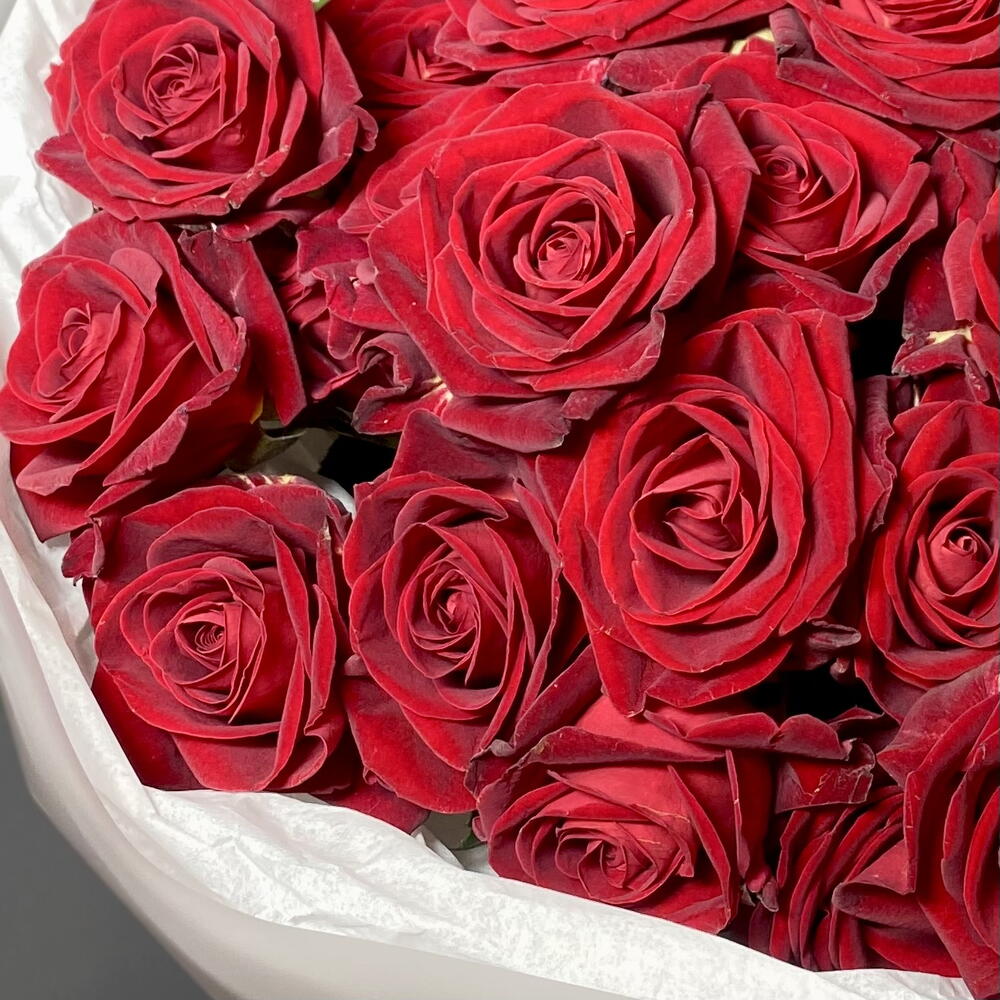 Классика 🌹 Воздушный букет красных кустовых роз (9 шт)