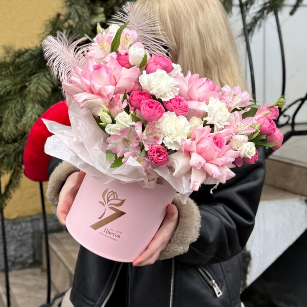 Композиция Нежное пёрышко (кустовая пионовидная роза, французская роза, диантусы, альстромерия, эустома)