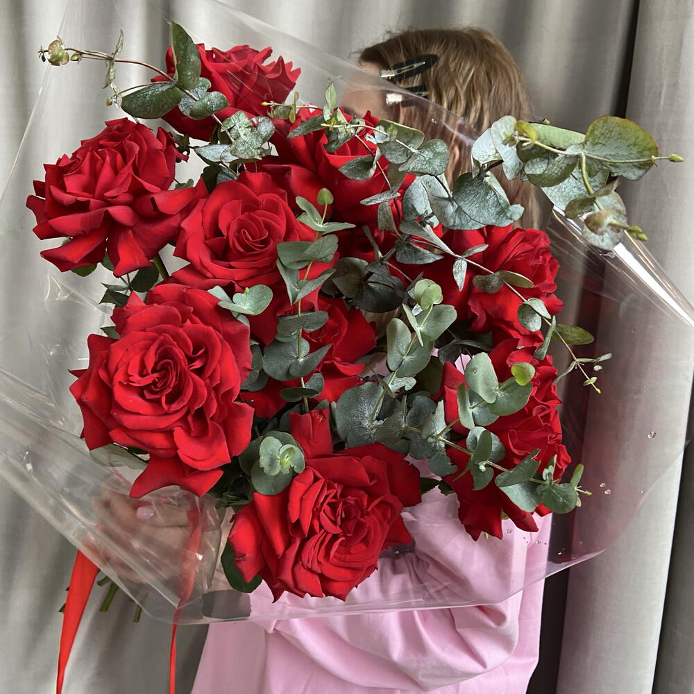 Красный букет из французской розы с эвкалиптом