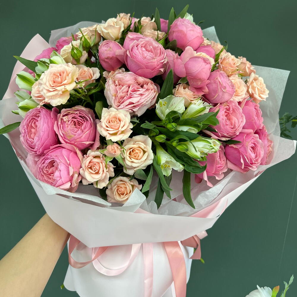 Кустовые розы и альстромерия