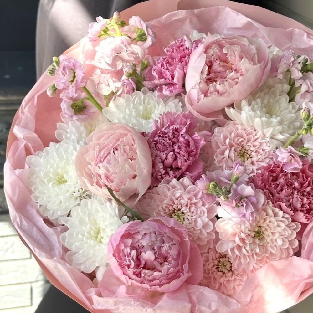 Нежно-розовый летний букет с пионами