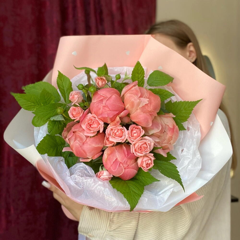 Букет с пионами, кустовыми розами и малиной