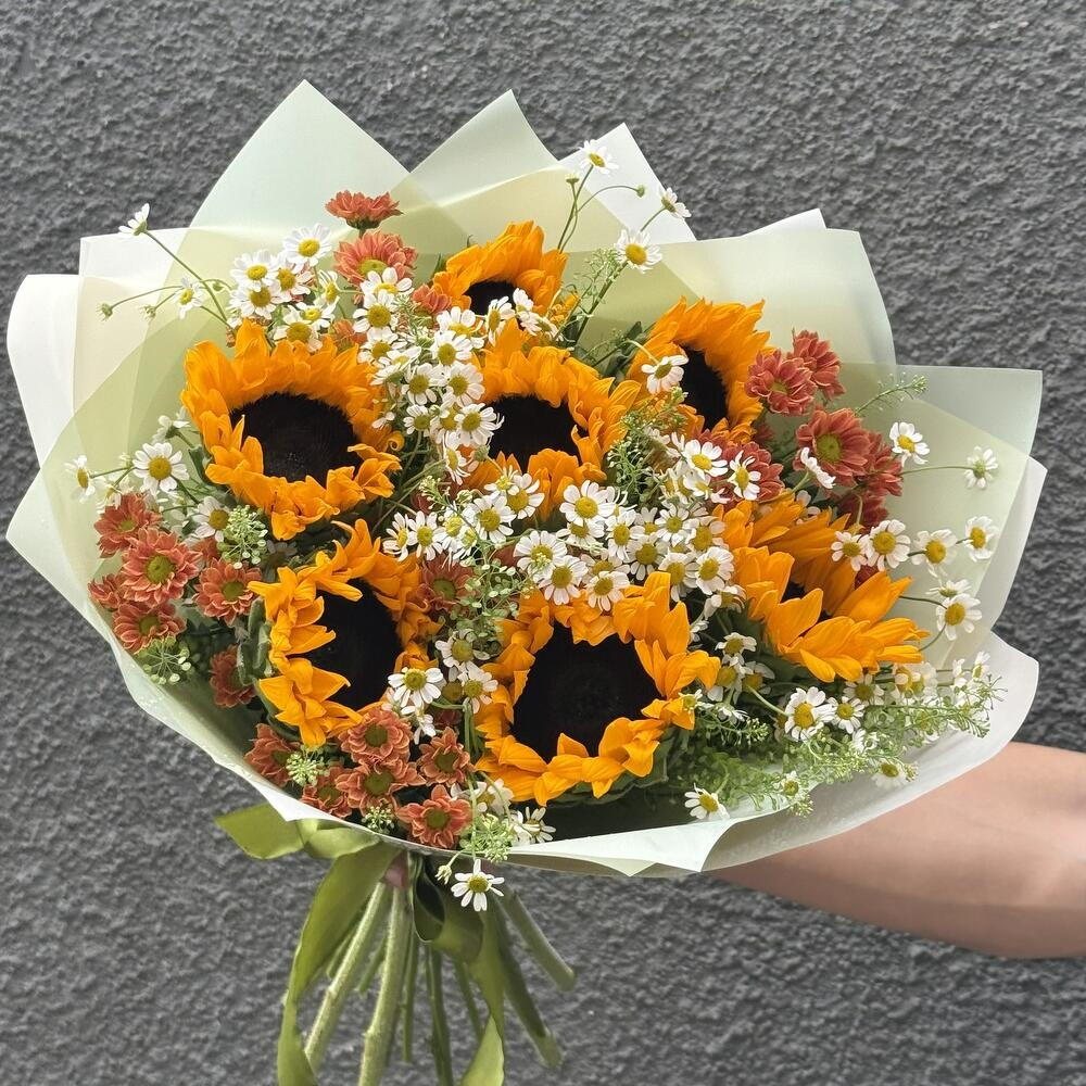 Букет их подсолнухов и ромашек 🌻🌼