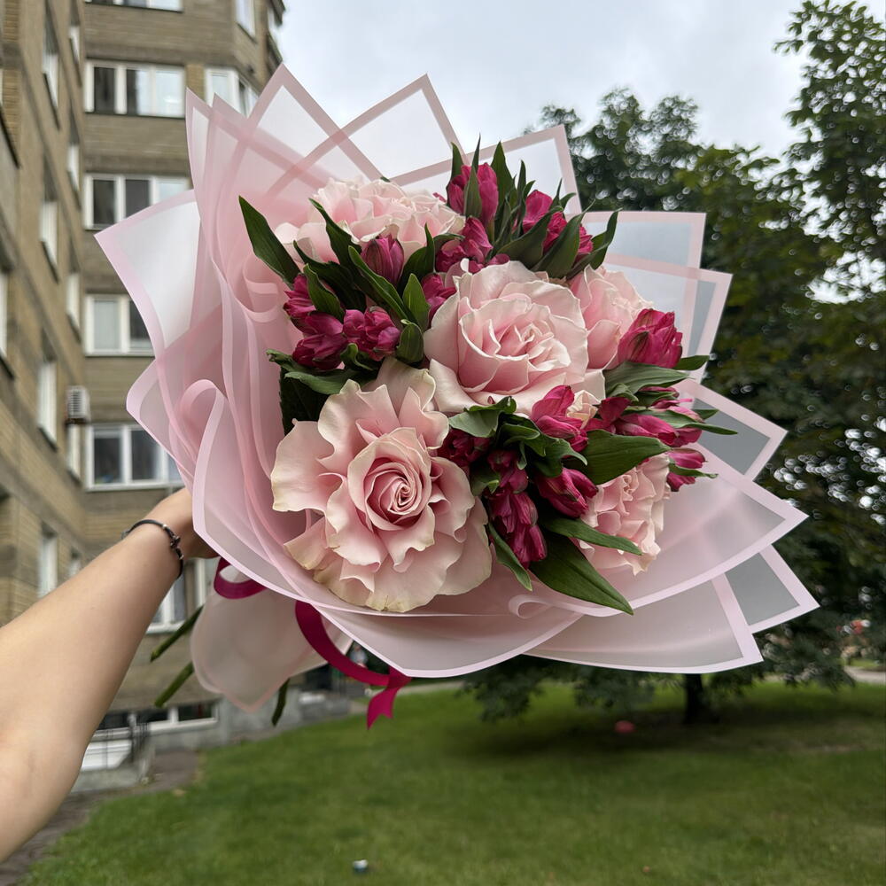Букет с французскими розами и альстромерией