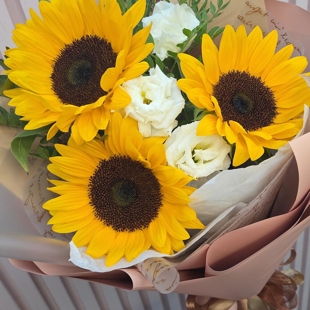 Букет 💐 подсолнухи с эустомой в оформлении