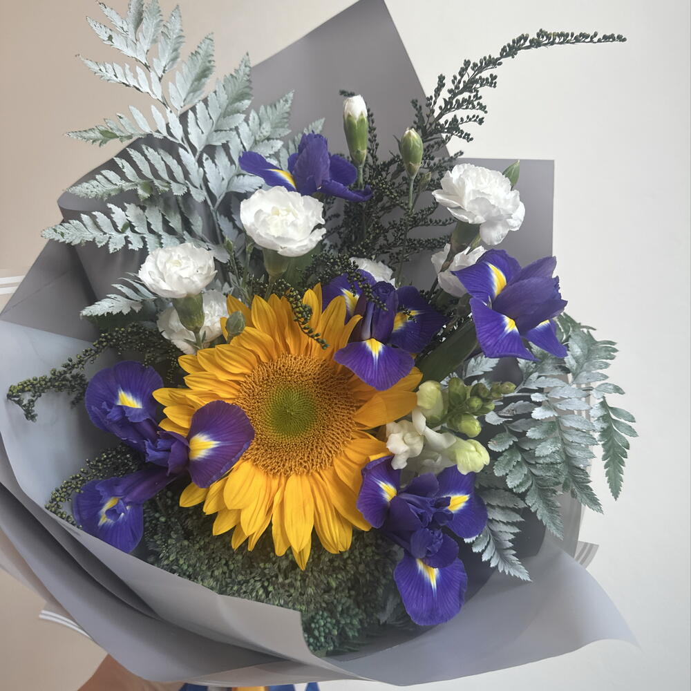 Букет с подсолнухом и ирисами 🌻