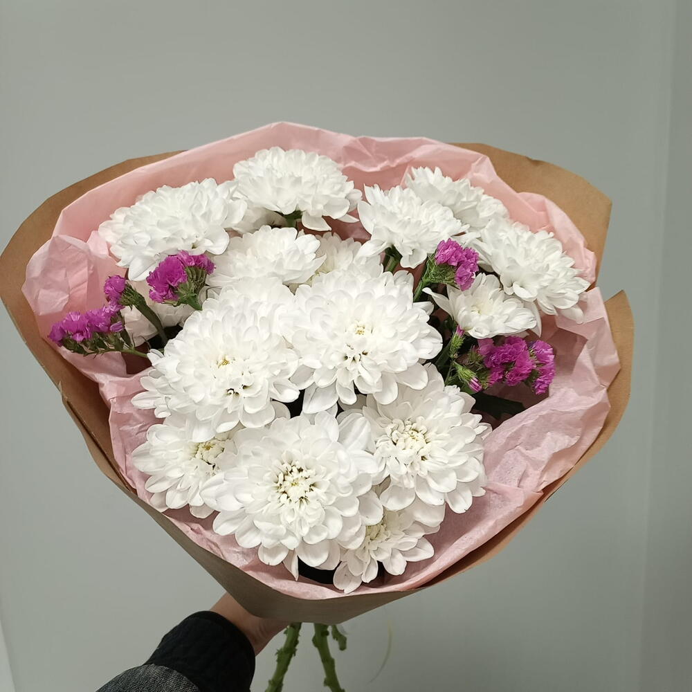 Букет из хризантем и статицы в крафте