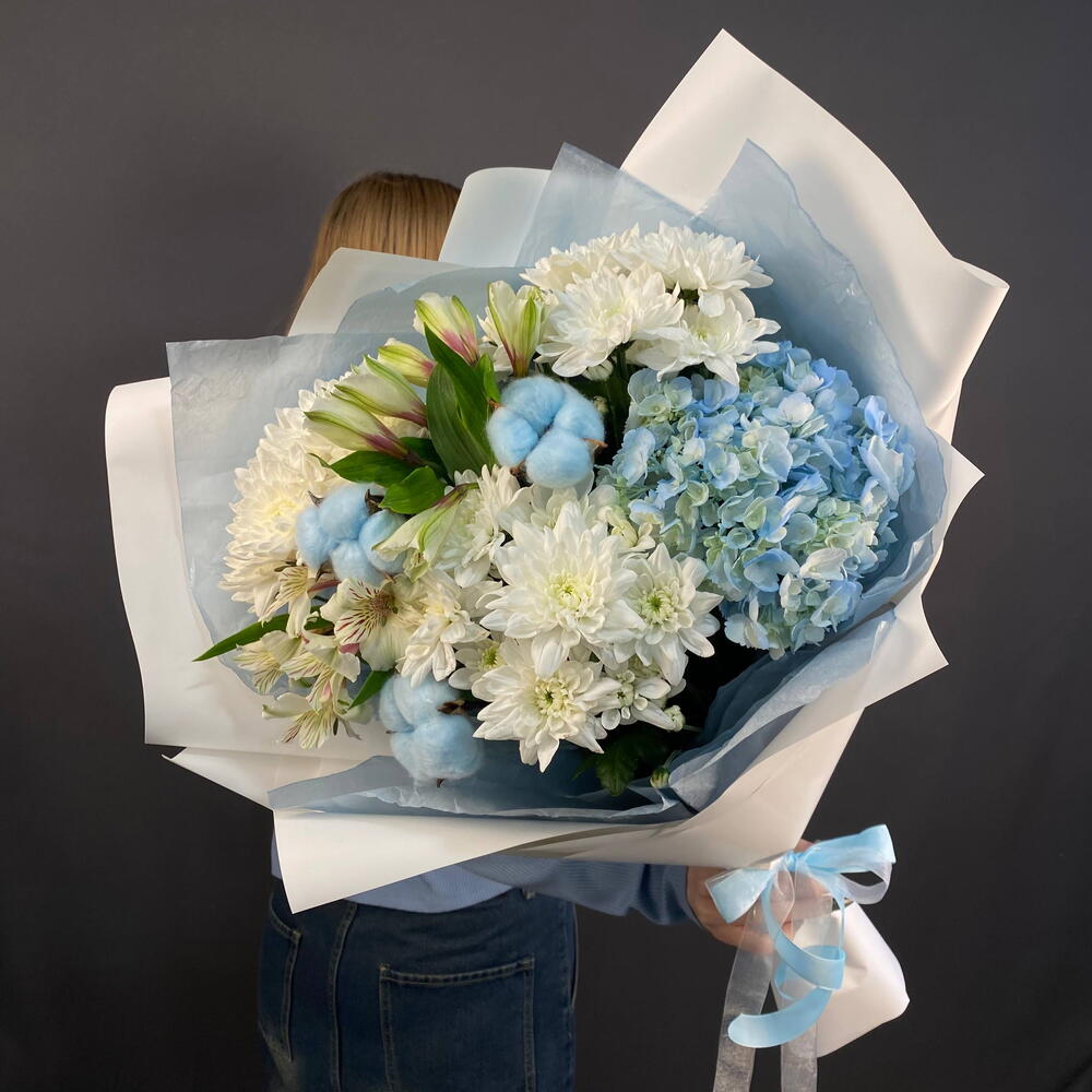 Букет сборный с гортензией голубой