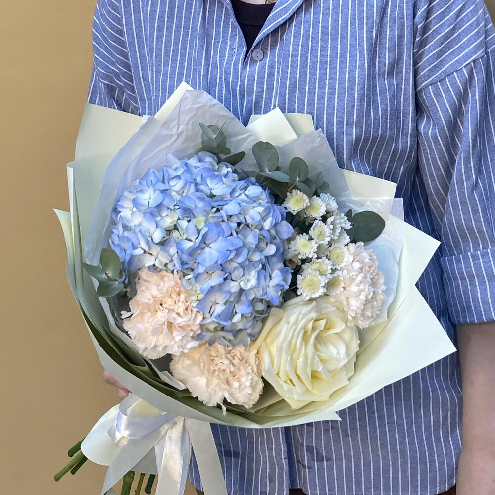 Букет из гортензии, диантусов и пионовидной розы 🌸
