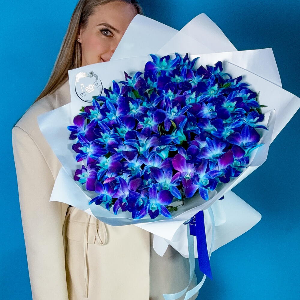 Букет Космос в белом из орхидей. Монобукет 116 Leoraflowers