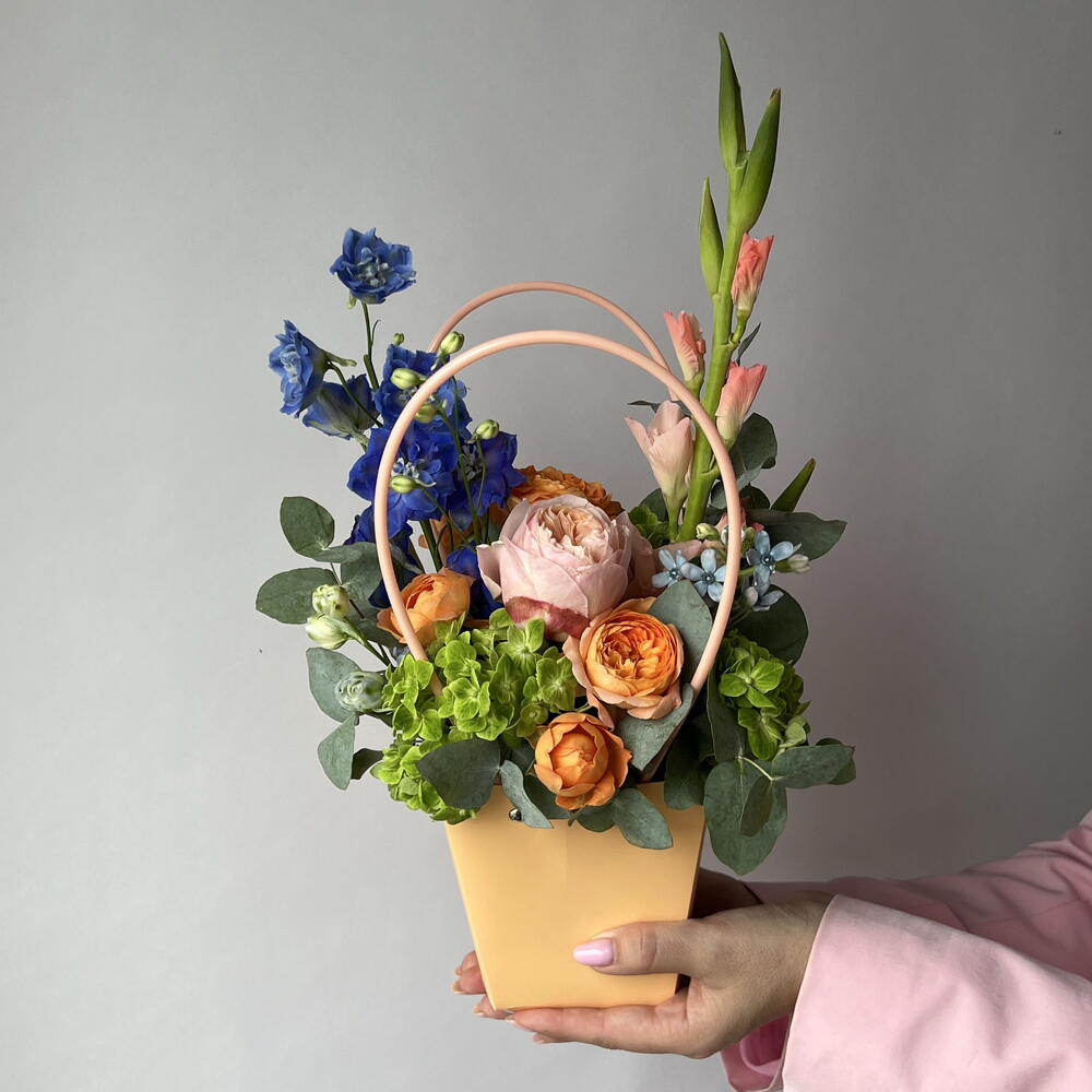 Композиция с гладиолусом, дельфиниумом и пионовидной розой