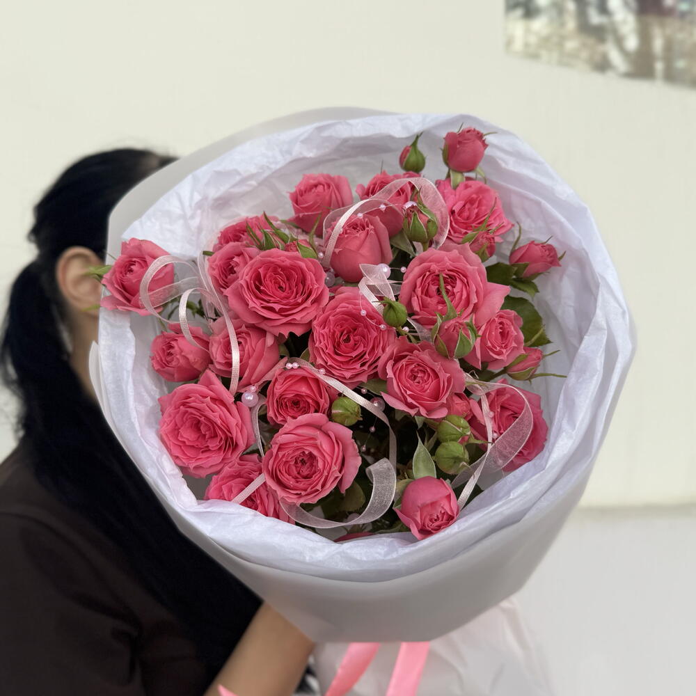 Моно букет из шикарных малиновых кустовых роз 🩷