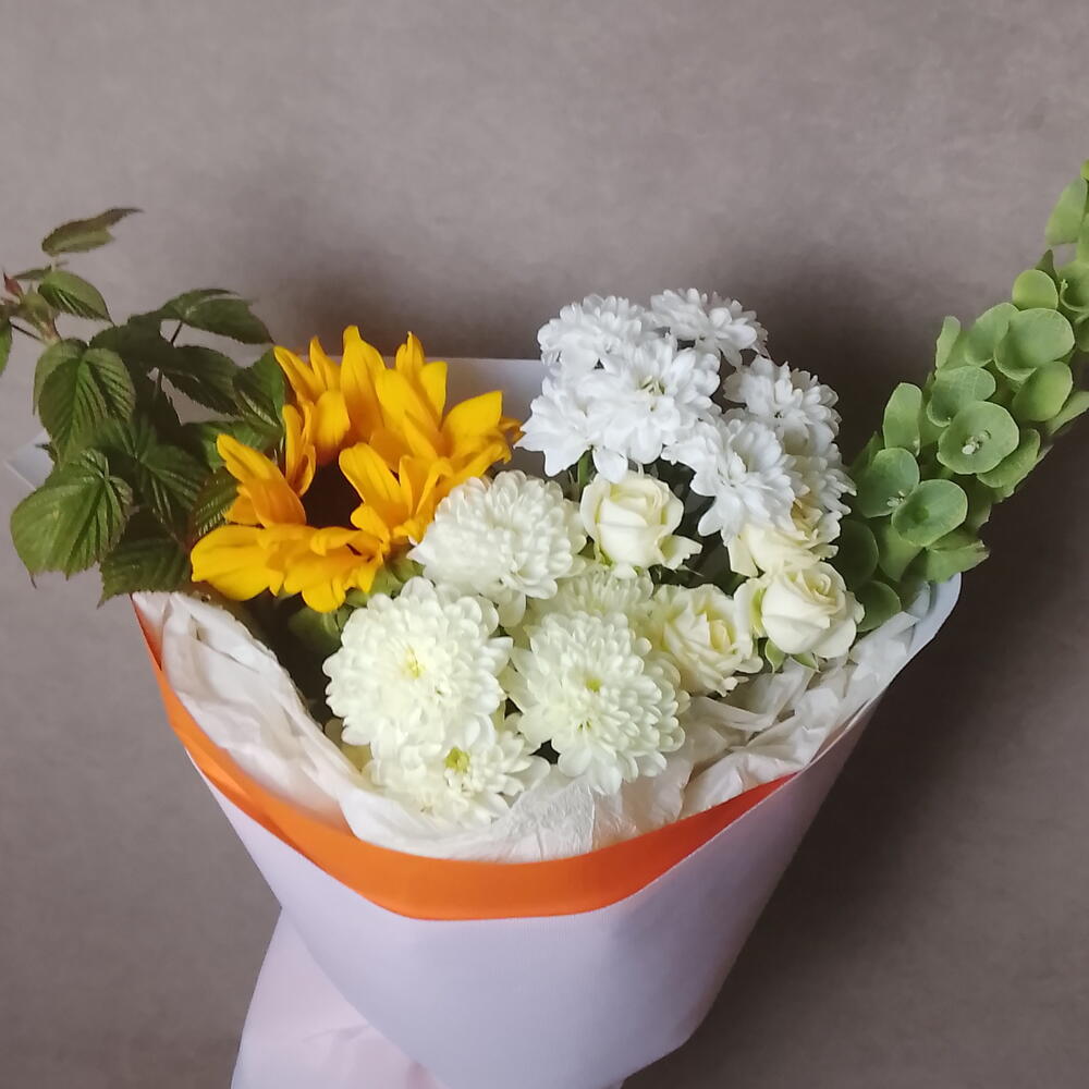 Подсолнух, малюцелла,хризантема кустовая,роза кустовая