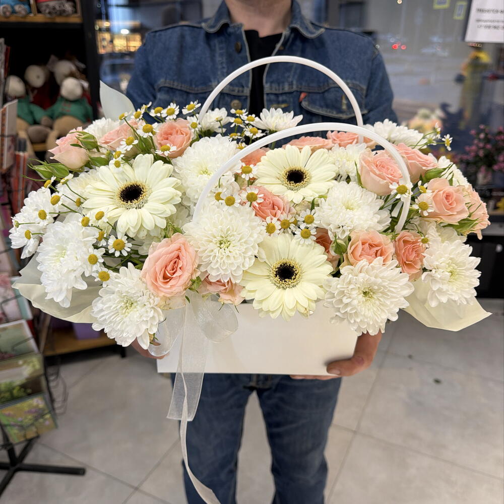 Нежная композиция из Гербер и хризантем в стильной сумочке 🌸