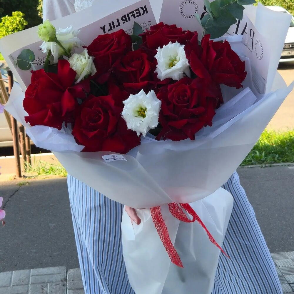 Красные розы с эустомой