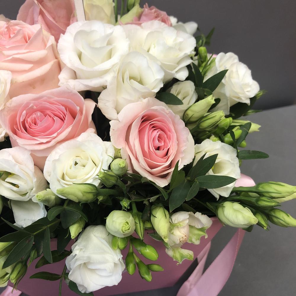 Box with roses and lisianthus