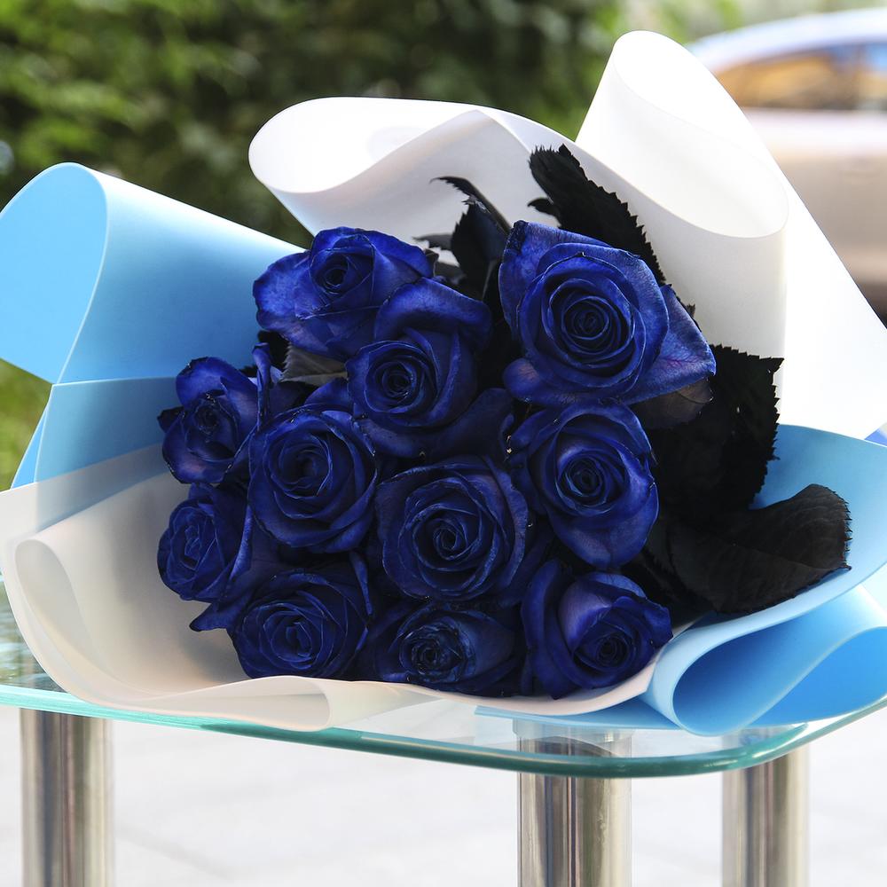 Розы в голубой упаковке