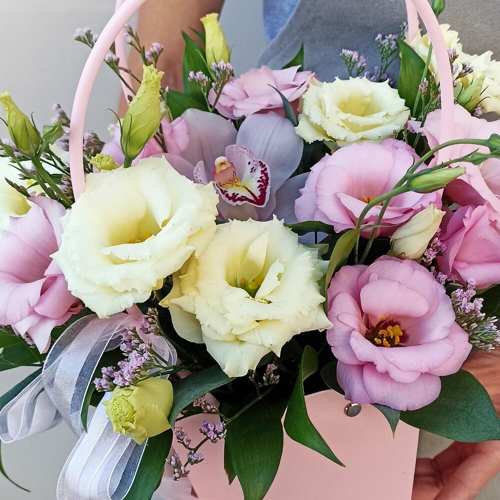 Сумочка с лизиантусами и орхидеей, Цветы и подарки в Москве, купить по ...