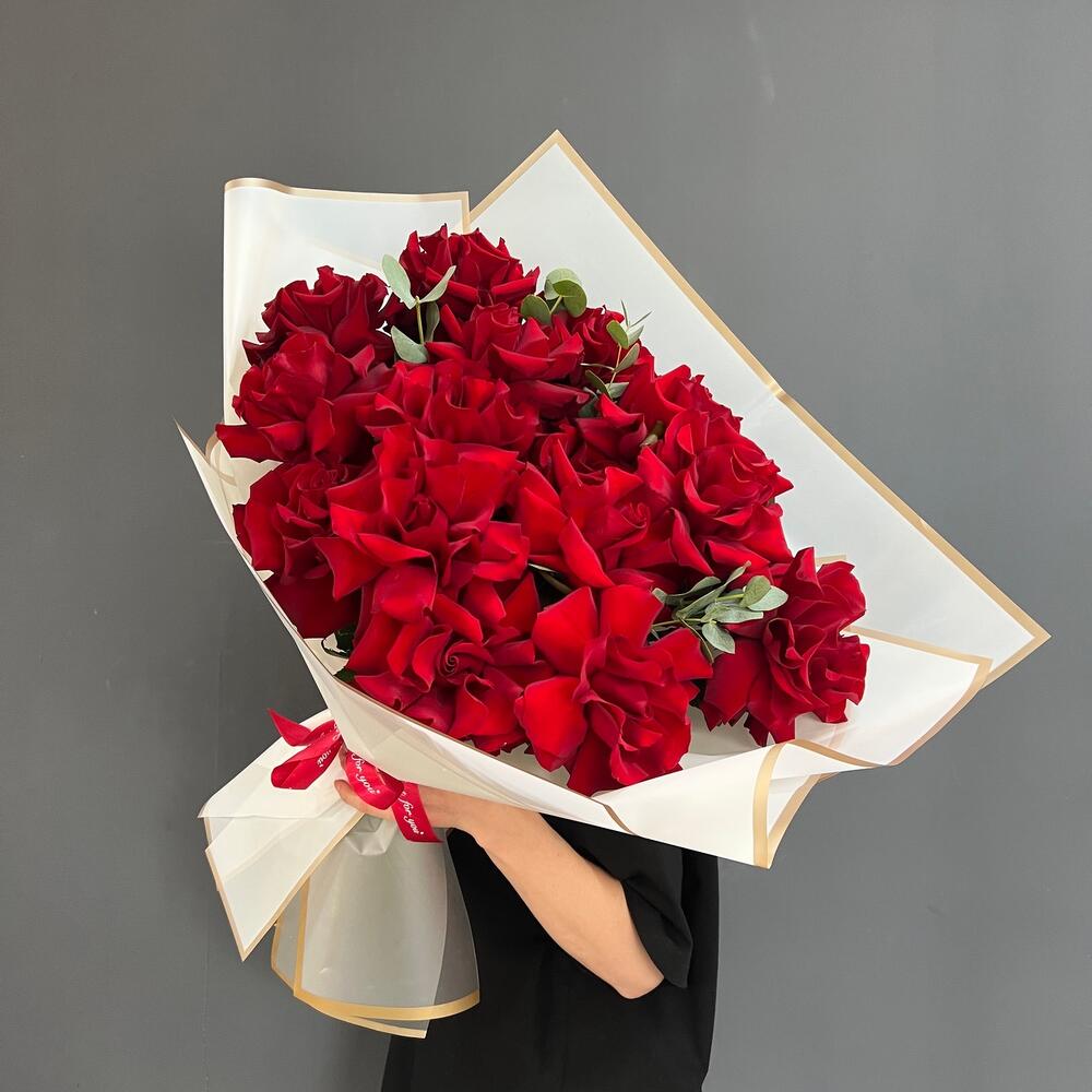 15 Красных Французских Роз с эвкалиптом, Цветы и подарки в Казани, купитьпо цене 6890 RUB, Монобукеты в Sofie Flowers с доставкой
