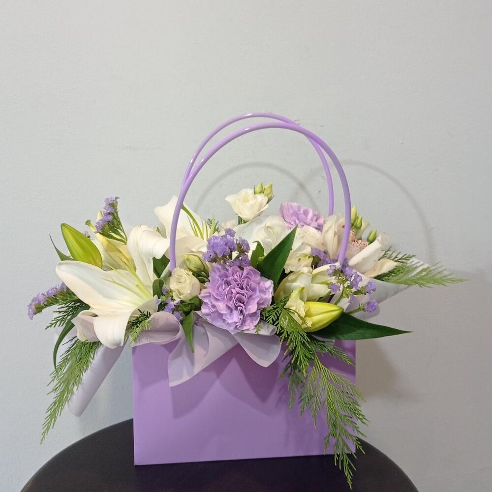 Лилии и лунная гвоздика в сумочке