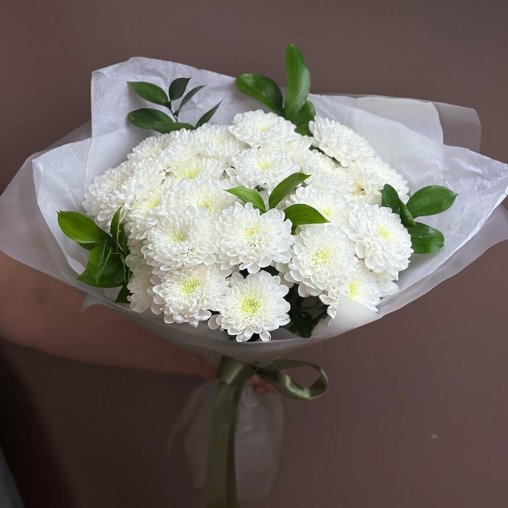 Букет из белых хризантем и рускуса