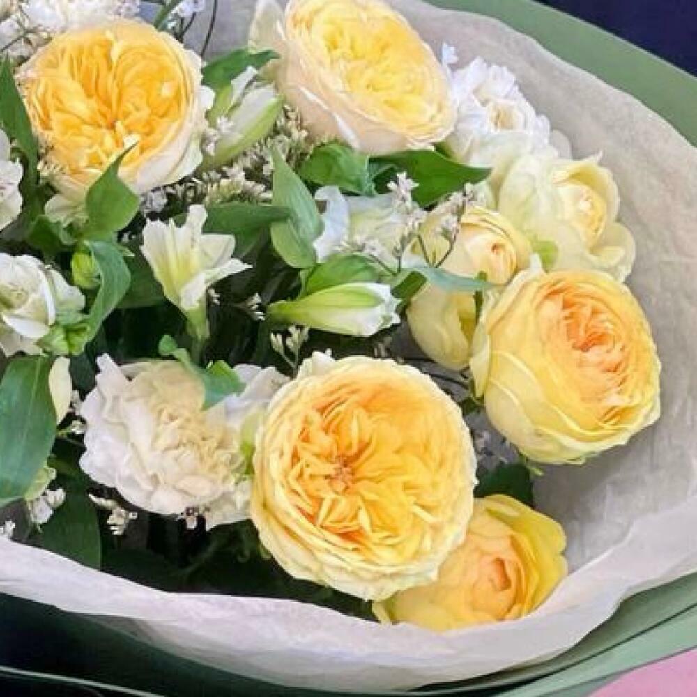 Букет с кустовыми пионовидными желтыми розами ,альстромерией и гвоздиками