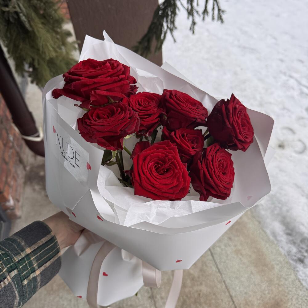 Алые розы