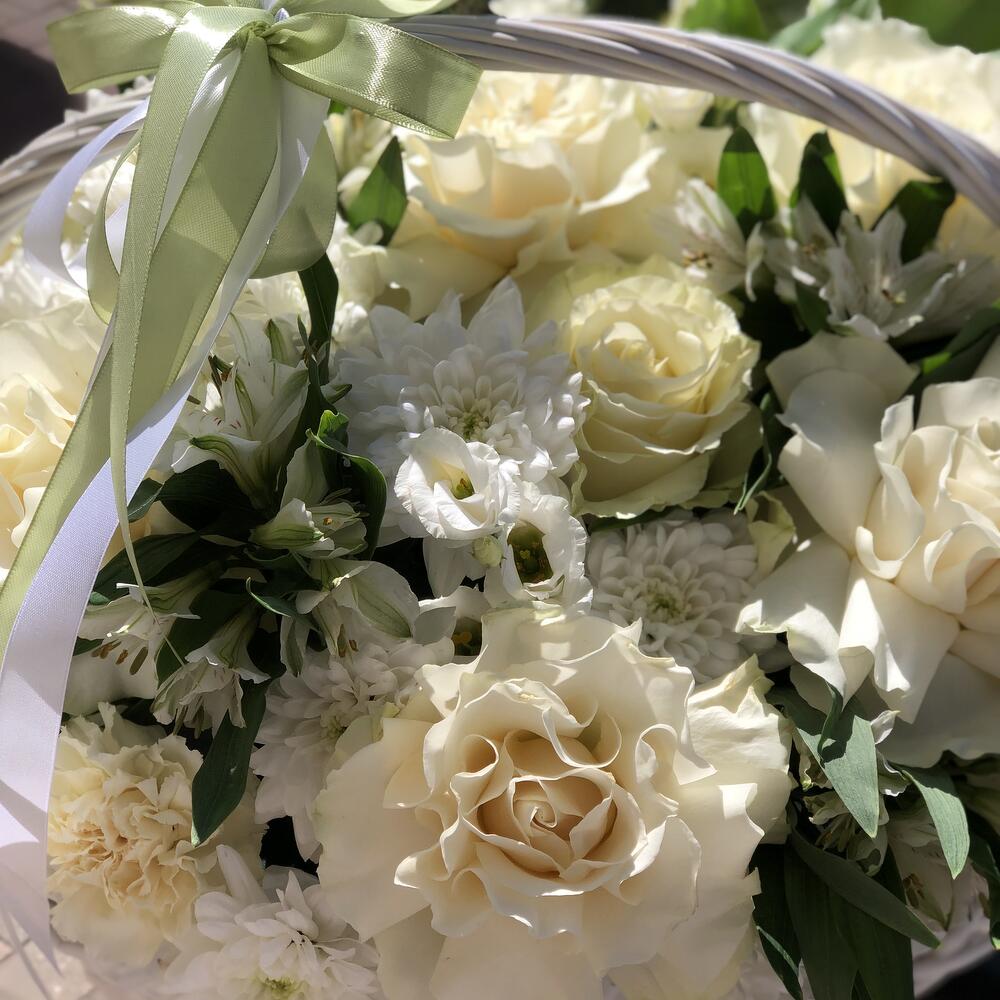 Корзина с цветами 303 Легкость с одноголовыми розами, хризантемами, гвоздикой, эустомой и альстромерией