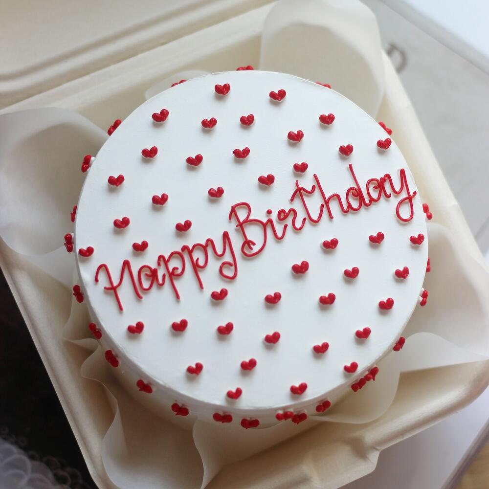 Яркий тортик на день рождения "Happy birthday" с сердечками