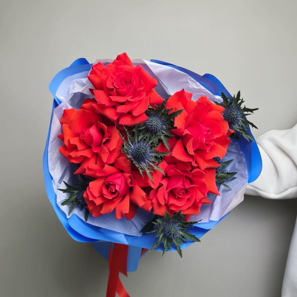 Букет с розой Нина и эрингиумом