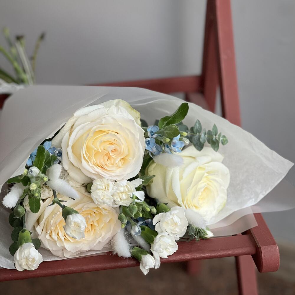 Delicate bouquet with Candlelight and Oxypetalum