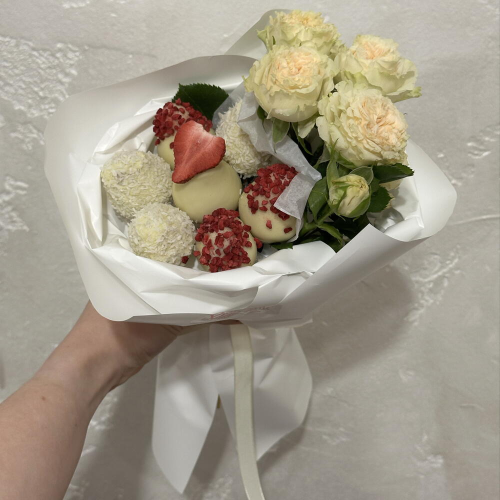 Букет из клубники в шоколаде с кустовой розой