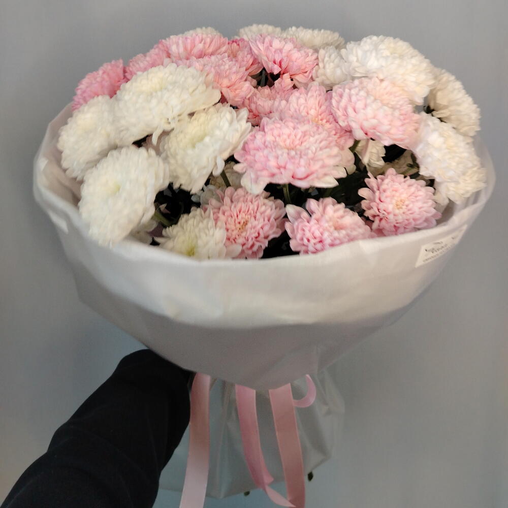 Букет из белой и розовой кустовой хризантемы