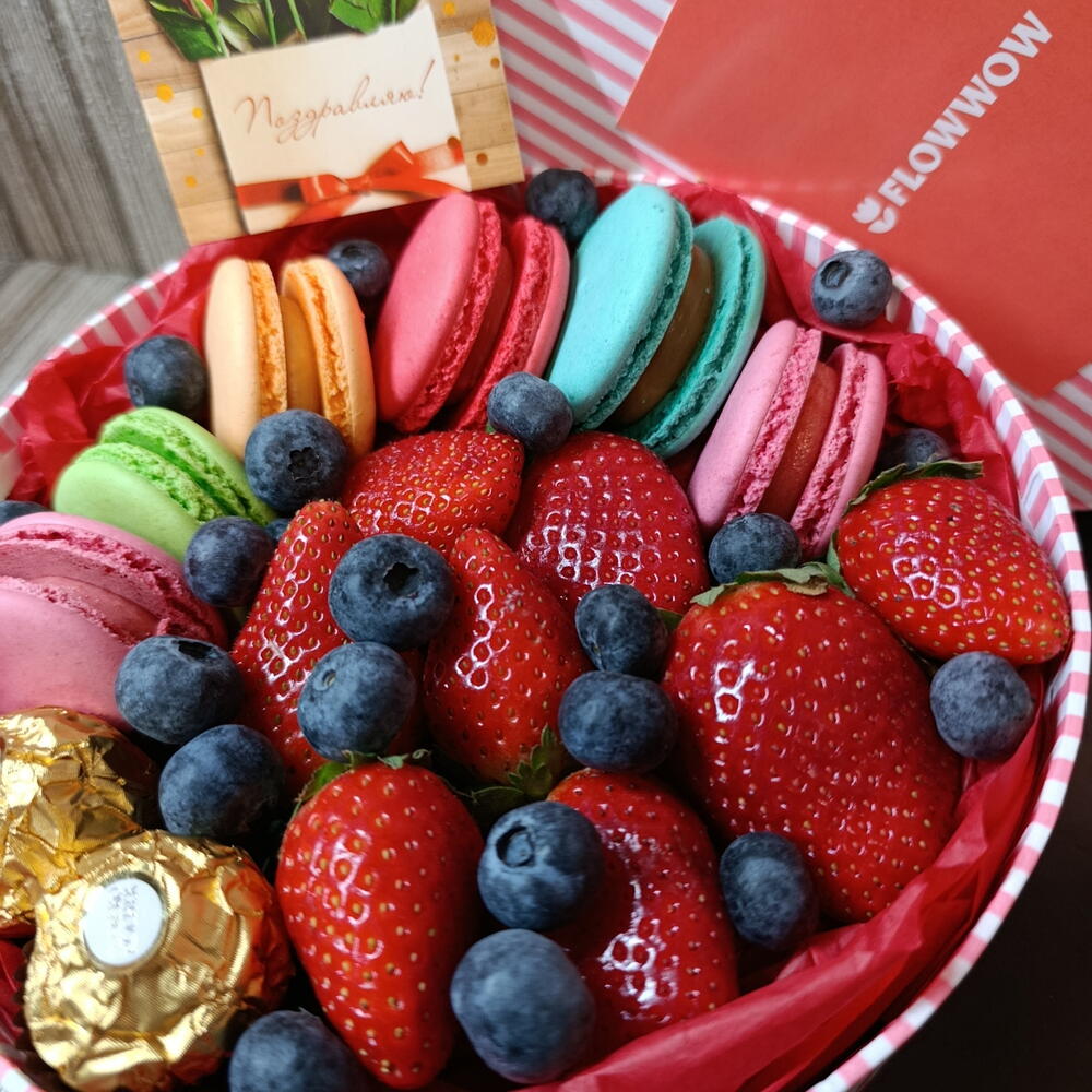 Клубника и макаронс🍓