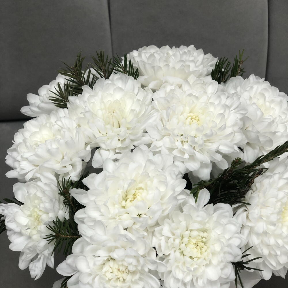 Цветы в коробке комплимент