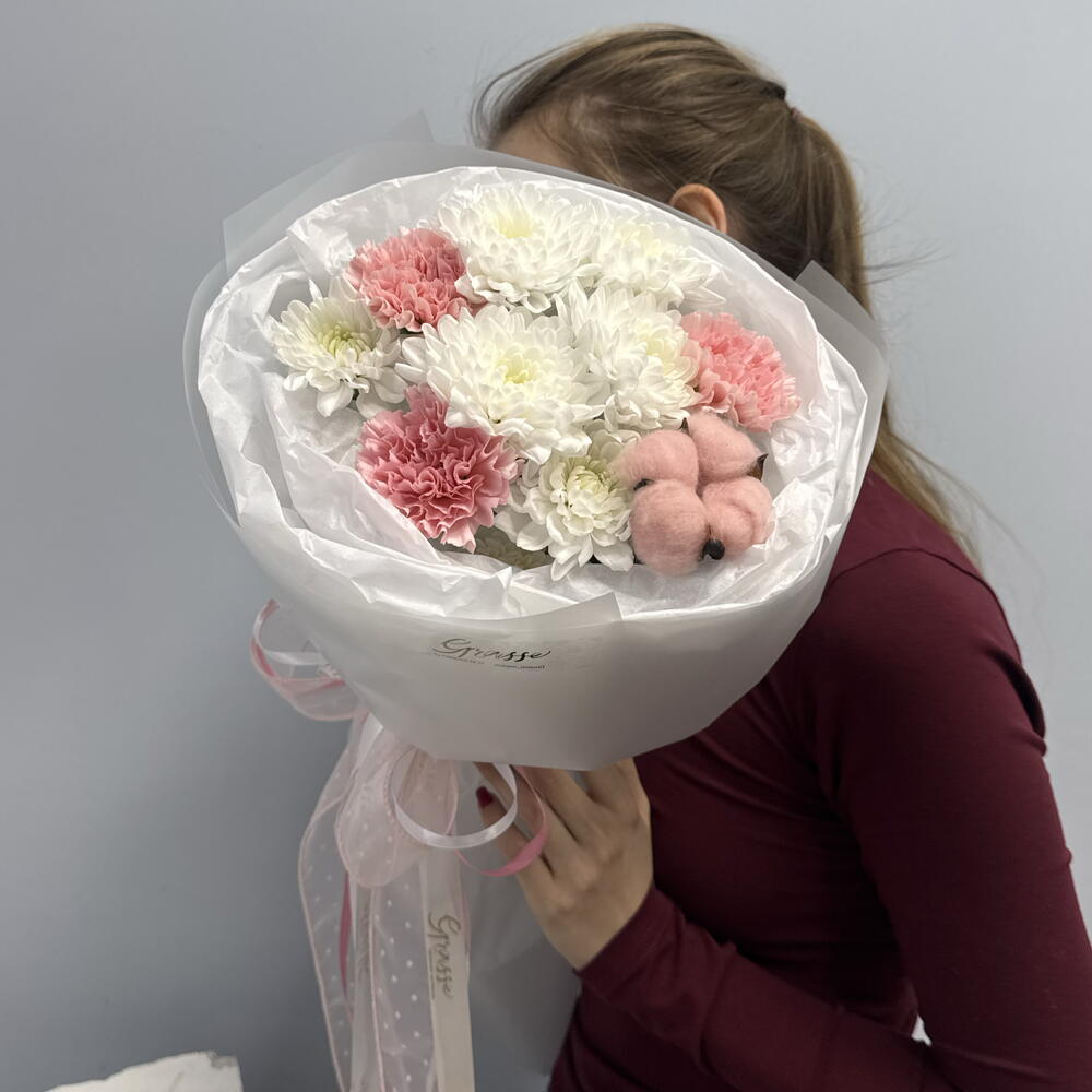 Авторский букет для любимой девушки  «Пудровый 💗» : хризантема, диантус, хлопок. Размер S