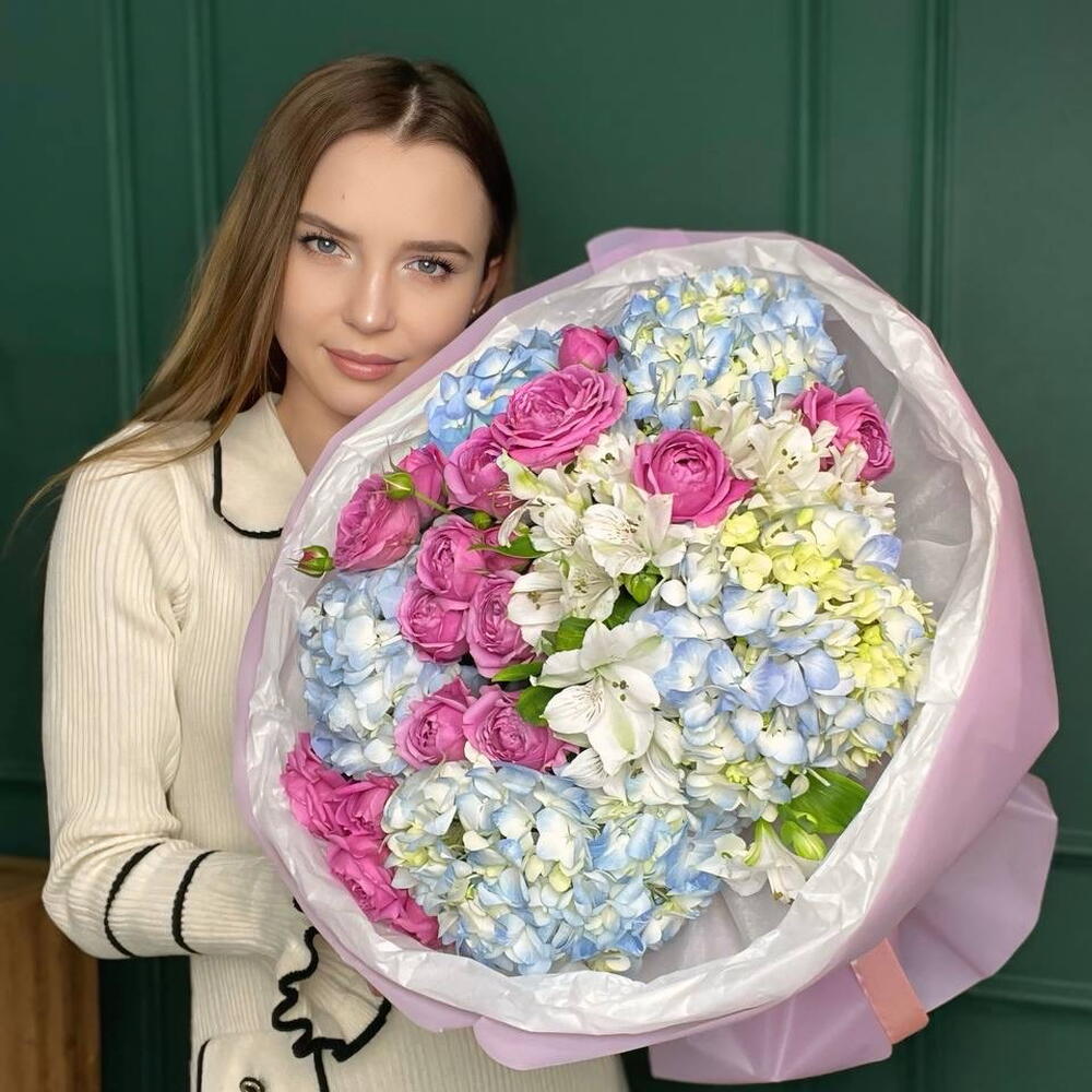 Авторский букет с гортензиями и кустовой розой 592