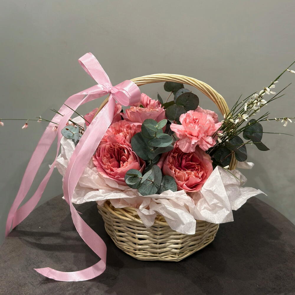 Корзина из 5 пионовидных роз и 6 гвоздик