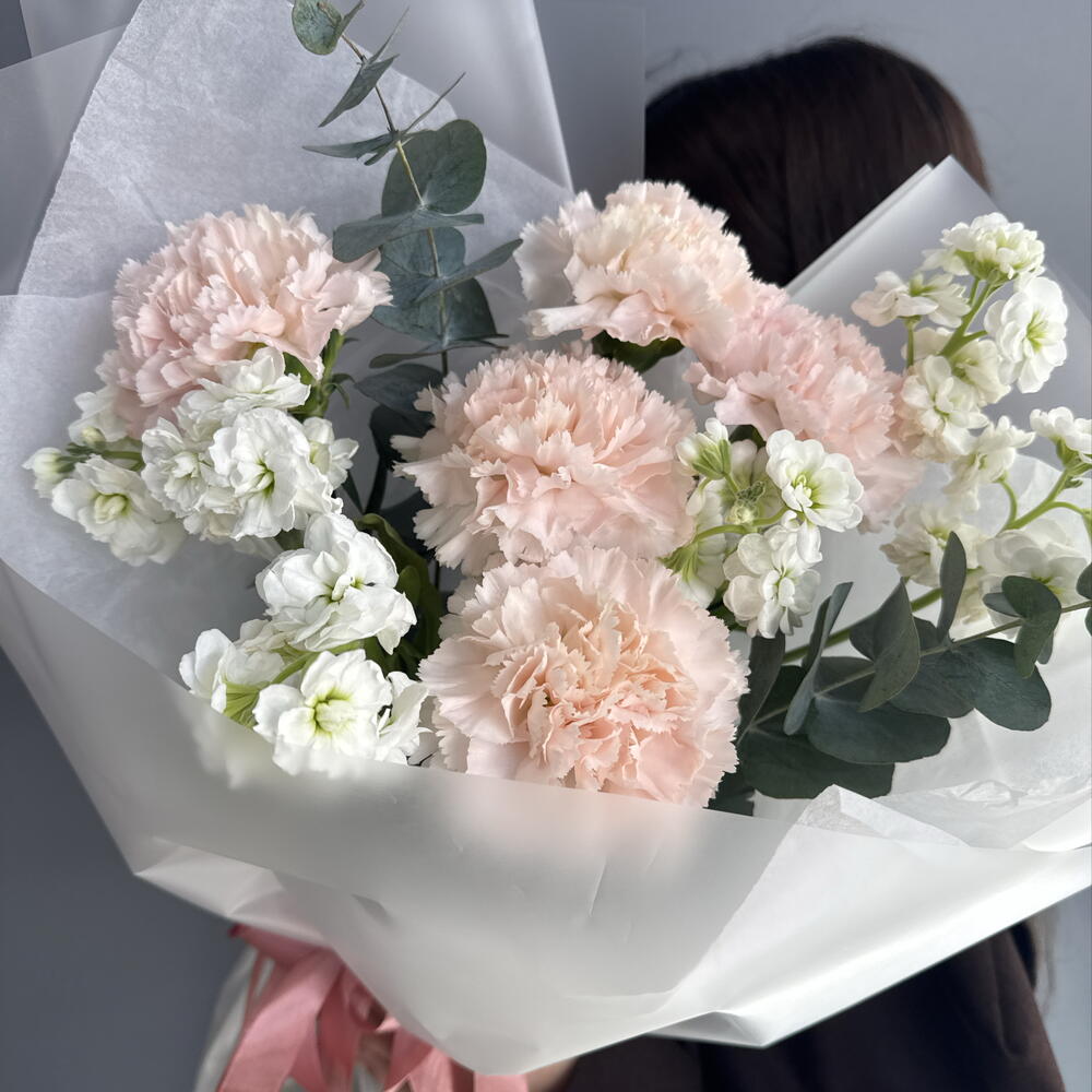 Авторский буке🥰т с белой маттиолой и нежно-персиковыми диантусами